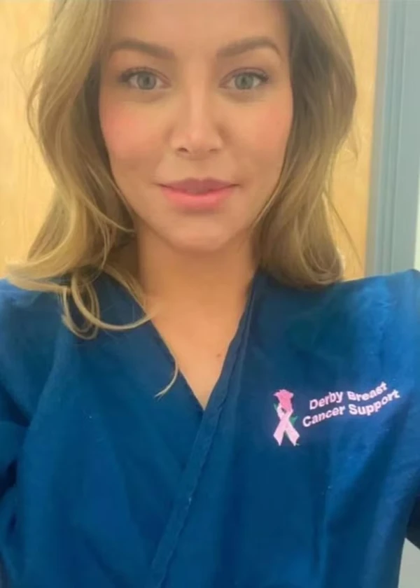 Mulher finge câncer terminal para ganhar prótese de silicone e presentes do namorado  por Reprodução