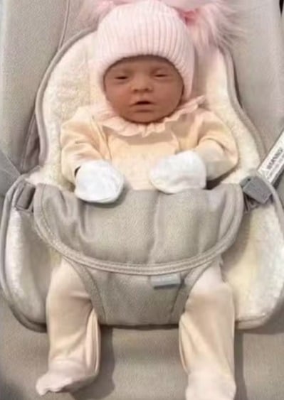 Mulher fingiu estar grávida e deu à luz a bebê reborn por Reprodução/New York Post 