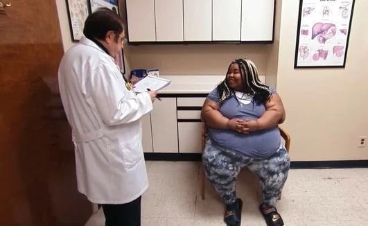 No “Quilos Mortais”, a jovem voltou a demonstrar o mesmo comportamento explosivo. Depois de receber a meta de perder 68 quilos para conseguir a cirurgia bariátrica, ela alegou ter atingido o objetivo, mas o Dr. Now descobriu que não havia registro algum da perda de peso por Reprodução/ Record 