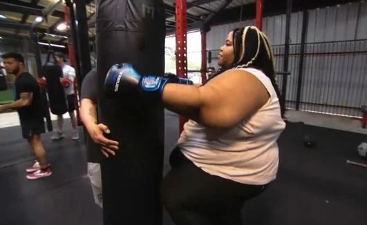 Logo nas primeiras consultas, o Dr. Now percebeu que havia algo além da obesidade. Ele pediu que Ashley iniciasse terapia intensiva com a psicóloga Lola Clay
 por Reprodução/ Record 