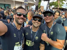 Imagem - Daniel Cady corre com o filho Marcelo Sangalo pelas ruas de Salvador; fotos