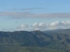 Imagem - Homem joga próprio carro de morro e finge que foi sequestrado e roubado para tentar receber seguro