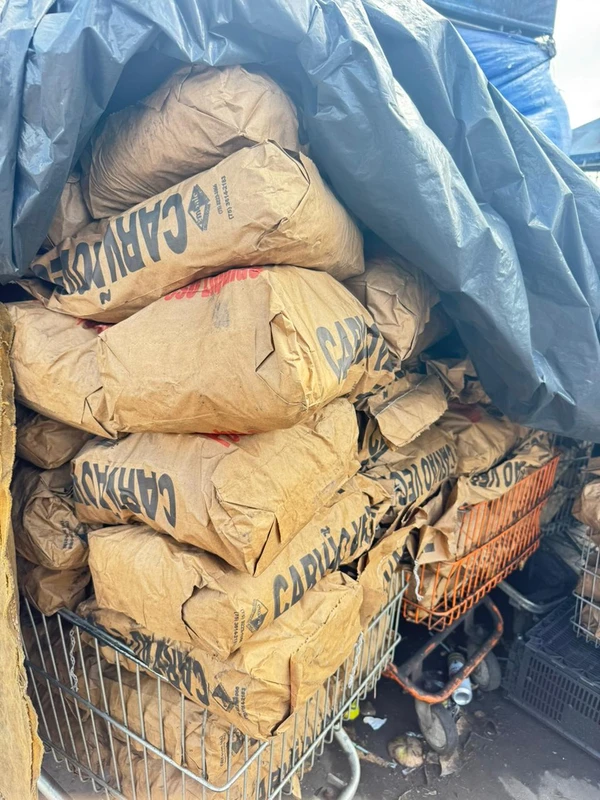 450 quilos de carvão são apreedidos pela polícia em Salvador por Divulgação