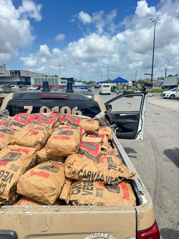 450 quilos de carvão são apreedidos pela polícia em Salvador por Divulgação