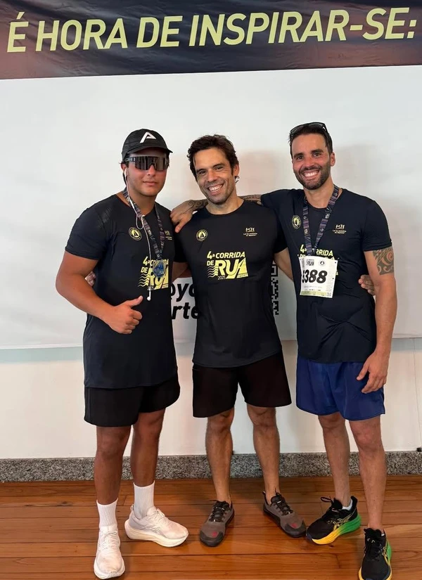 Daniel Cady corre com o filho Marcelo Sangalo pelas ruas de Salvador; fotos por Reprodução/Redes Sociais