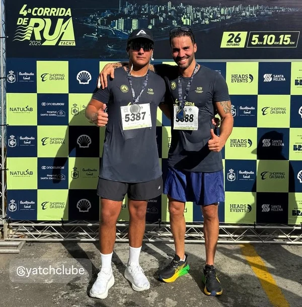Daniel Cady corre com o filho Marcelo Sangalo pelas ruas de Salvador; fotos por Reprodução/Redes Sociais