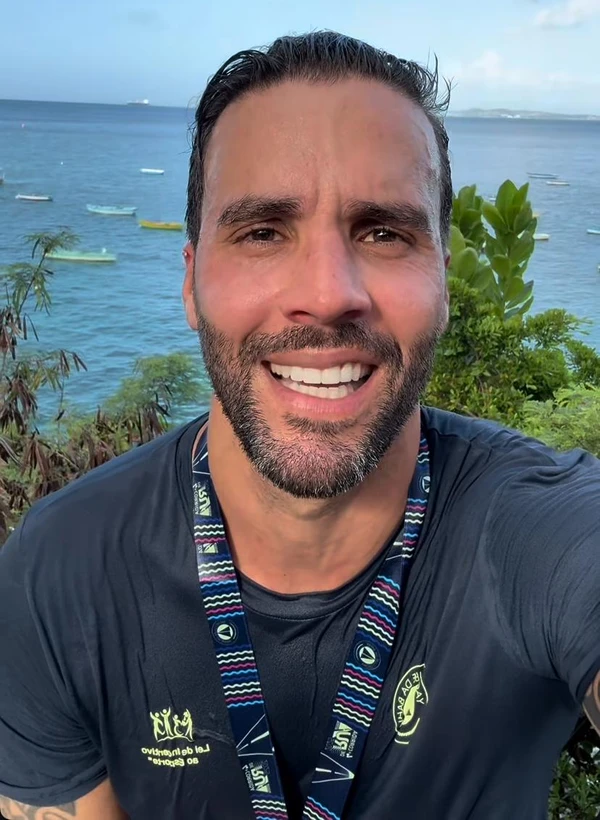 Daniel Cady corre com o filho Marcelo Sangalo pelas ruas de Salvador; fotos por Reprodução/Redes Sociais