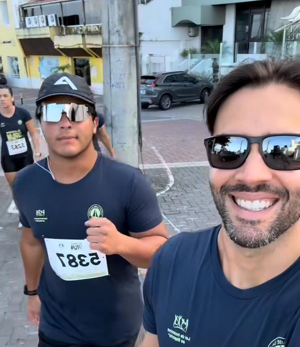 Daniel Cady corre com o filho Marcelo Sangalo pelas ruas de Salvador; fotos por Reprodução/Redes Sociais