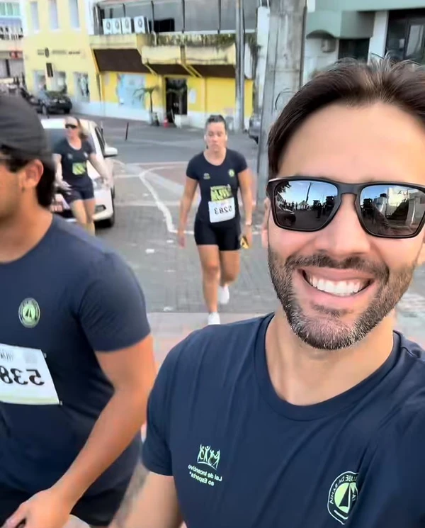 Daniel Cady corre com o filho Marcelo Sangalo pelas ruas de Salvador; fotos por Reprodução/Redes Sociais