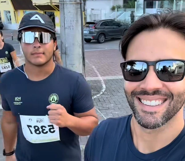 Daniel Cady corre com o filho Marcelo Sangalo pelas ruas de Salvador; fotos por Reprodução/Redes Sociais