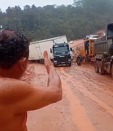 Desvios da BR-10 1 após fortes chuvas na Bahia por Reprodução