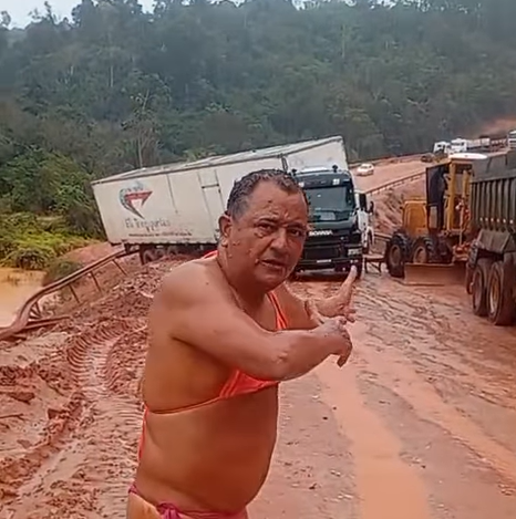 Desvios da BR-10 1 após fortes chuvas na Bahia por Reprodução