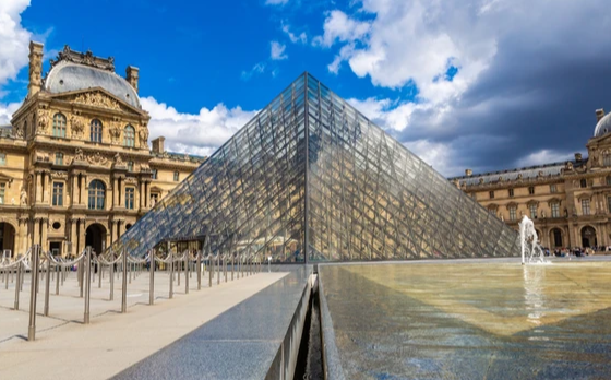 Museu do Louvre, em Paris, na França por Sergii Figurnyi/Shutterstock.com