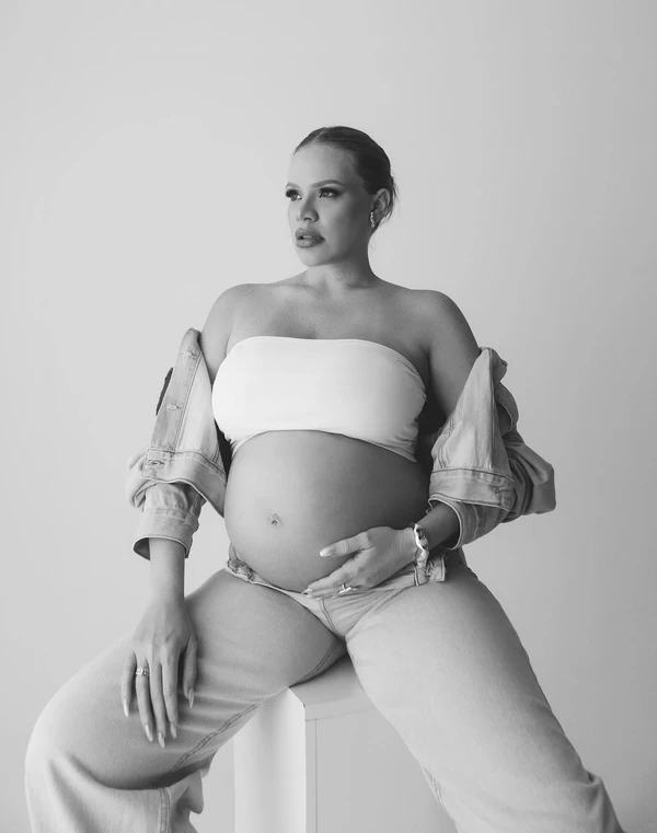 Paulinha Leitte em ensaio gestante por Reprodução/Instagram @estudiothamiandrade