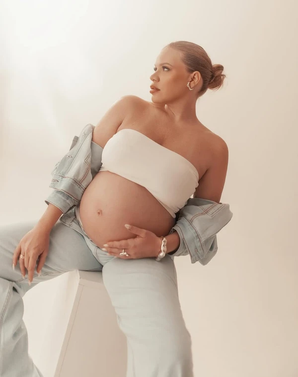 Paulinha Leitte em ensaio gestante por Reprodução/Instagram @estudiothamiandrade