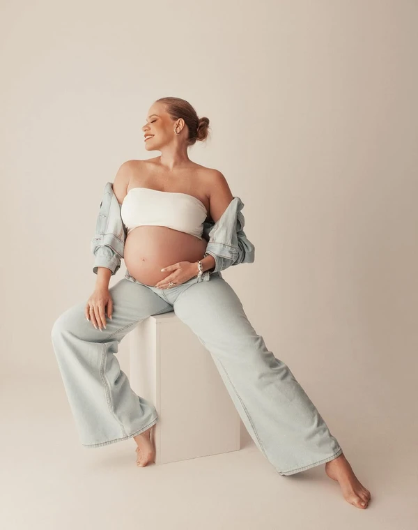 Paulinha Leitte em ensaio gestante por Reprodução/Instagram @estudiothamiandrade