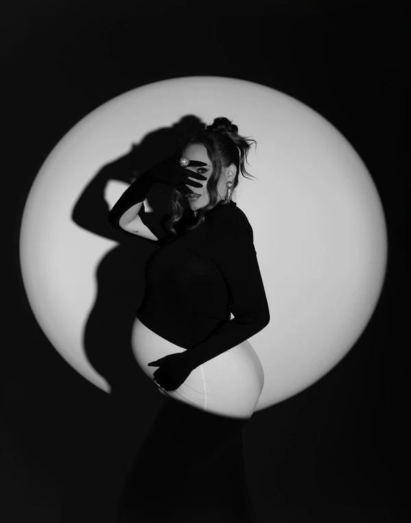 Paulinha Leitte em ensaio gestante por Reprodução/Instagram @estudiothamiandrade