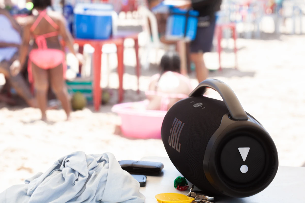 Projeto de lei que proíbe até som na praia divide banhistas