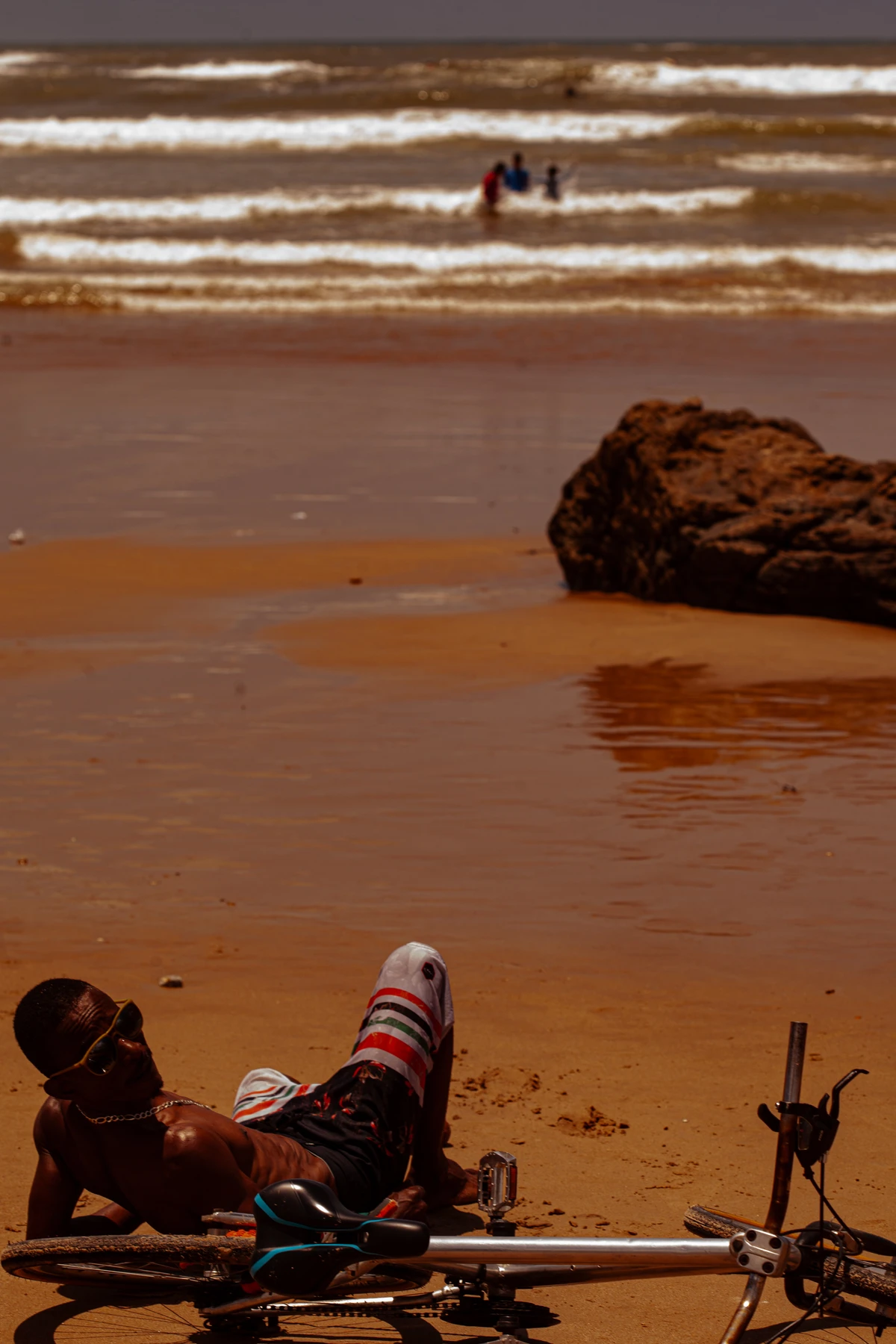 Projeto de lei que proíbe som nas praias divide banhistas  por Sora Maia/CORREIO