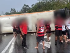 Imagem - Torcedores do Flamengo ficam feridos após ônibus com destino à Argentina tombar