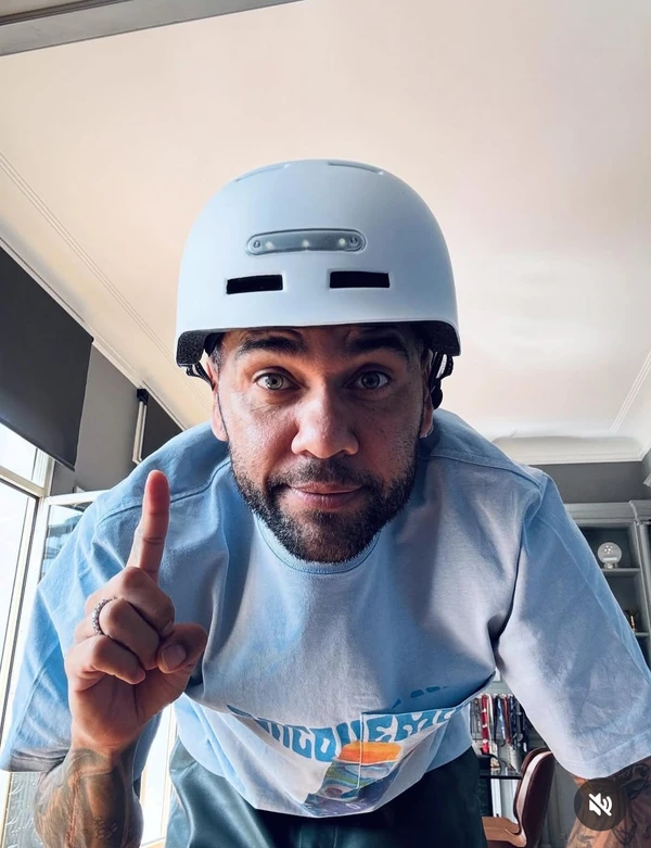 Após ter condenação anulada, Daniel Alves vira pregador em igreja evangélica por Reprodução