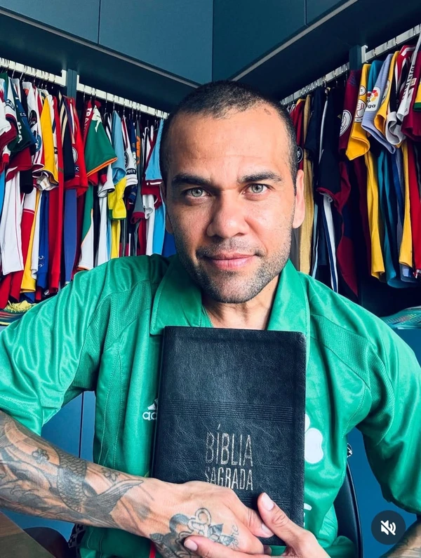 Após ter condenação anulada, Daniel Alves vira pregador em igreja evangélica