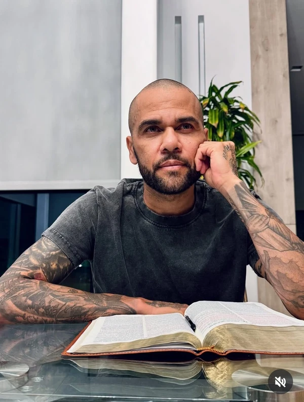 Após ter condenação anulada, Daniel Alves vira pregador em igreja evangélica por Reprodução
