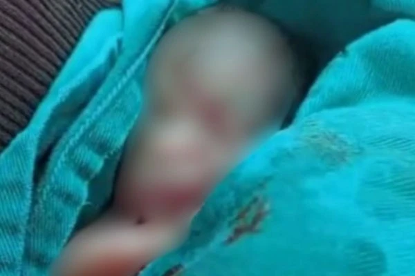 Bebê foi encontrado chorando no caixão por Reprodução