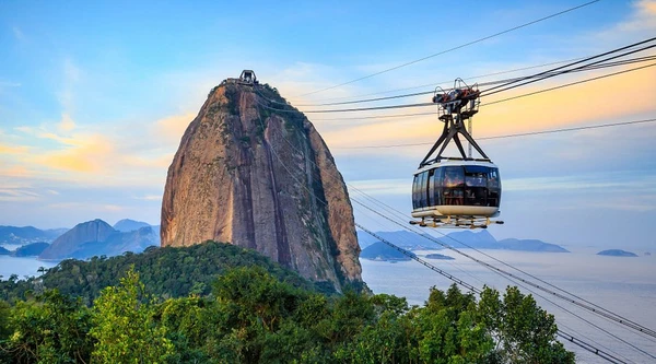 Em 27 de outubro de 1912, foi inaugurado o 1º trecho do Bondinho do Pão de Açúcar, ligando a Praia Vermelha ao Morro da Urca, no Rio por Divulgação