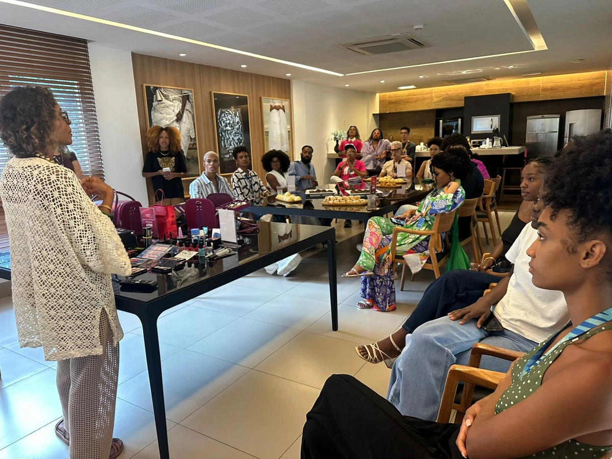 Profissionais de beleza do Afro Fashion Day ouvem Bárbara Conceição. por Correio