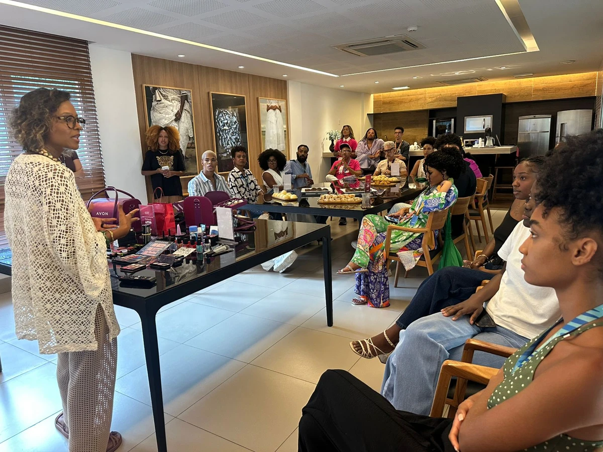 Profissionais de beleza do Afro Fashion Day ouvem Bárbara Conceição. por Correio