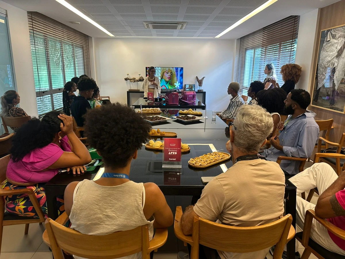 Profissionais de beleza do Afro Fashion Day ouvem Bárbara Conceição. por Correio