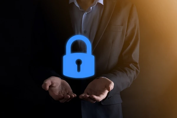 Conhecimento básico de computação, noções de redes de computadores e sistemas operacionais ajudarão na compreensão do conteúdo