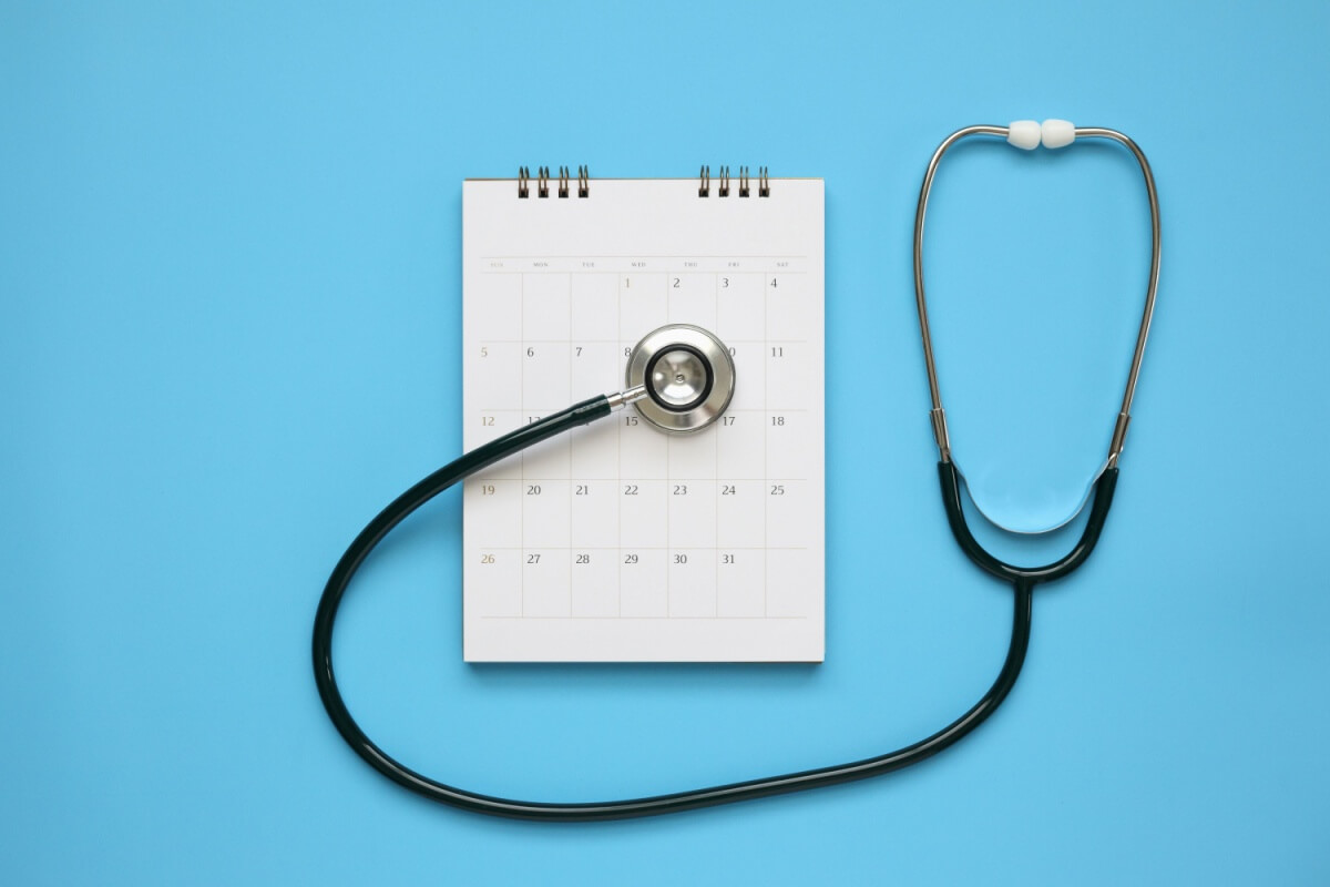 O check-up anual é essencial para prevenir doenças e manter o autocuidado (Imagem: Kwangmoozaa | Shutterstock)