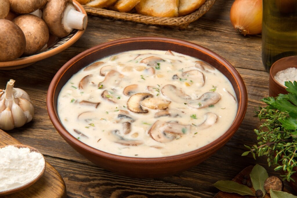 Sopa de cogumelo e alho (Imagem: photokin | Shutterstock)