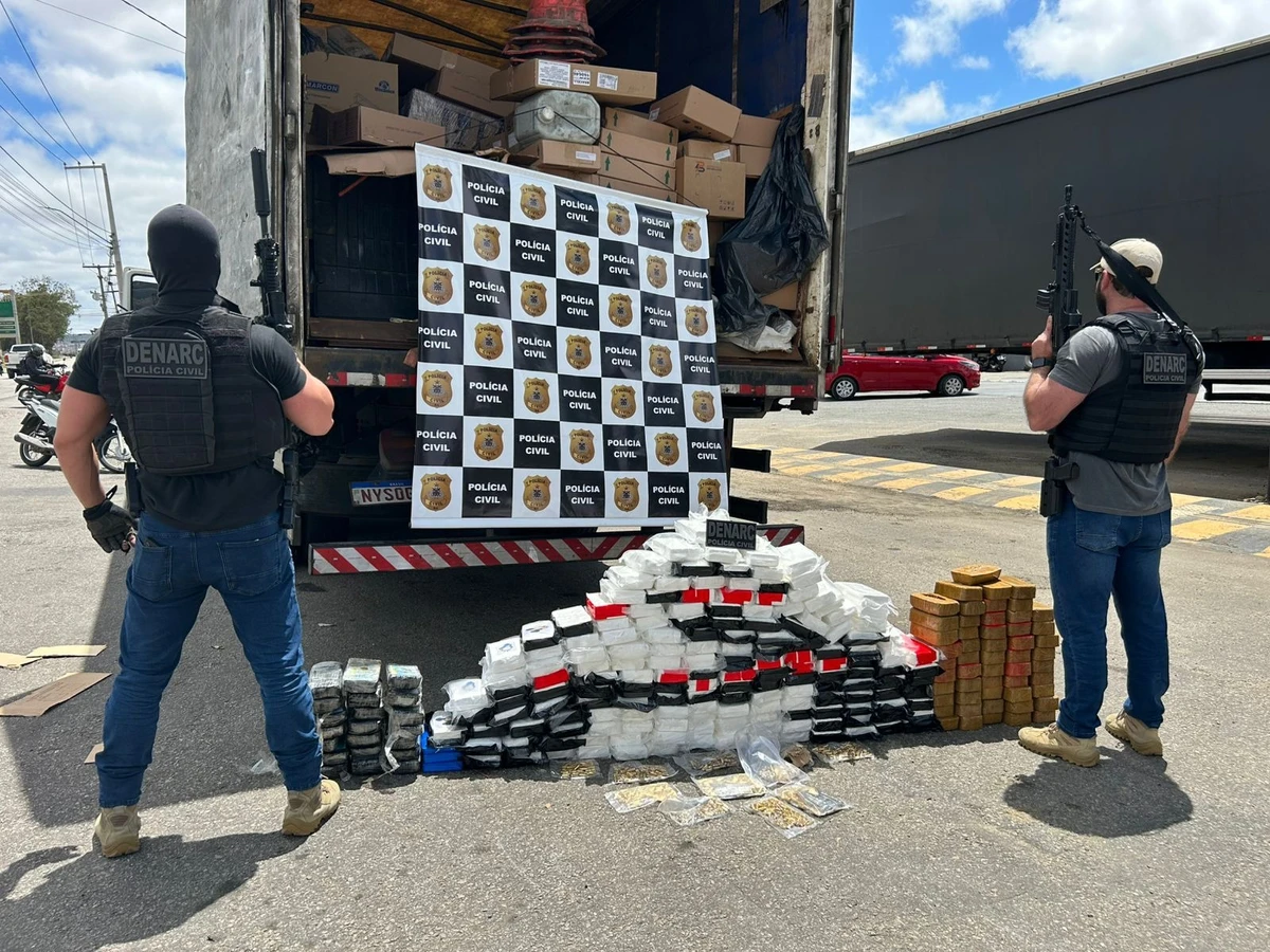 Foram apreendidos 248 tabletes de drogas, em sua maioria cocaína