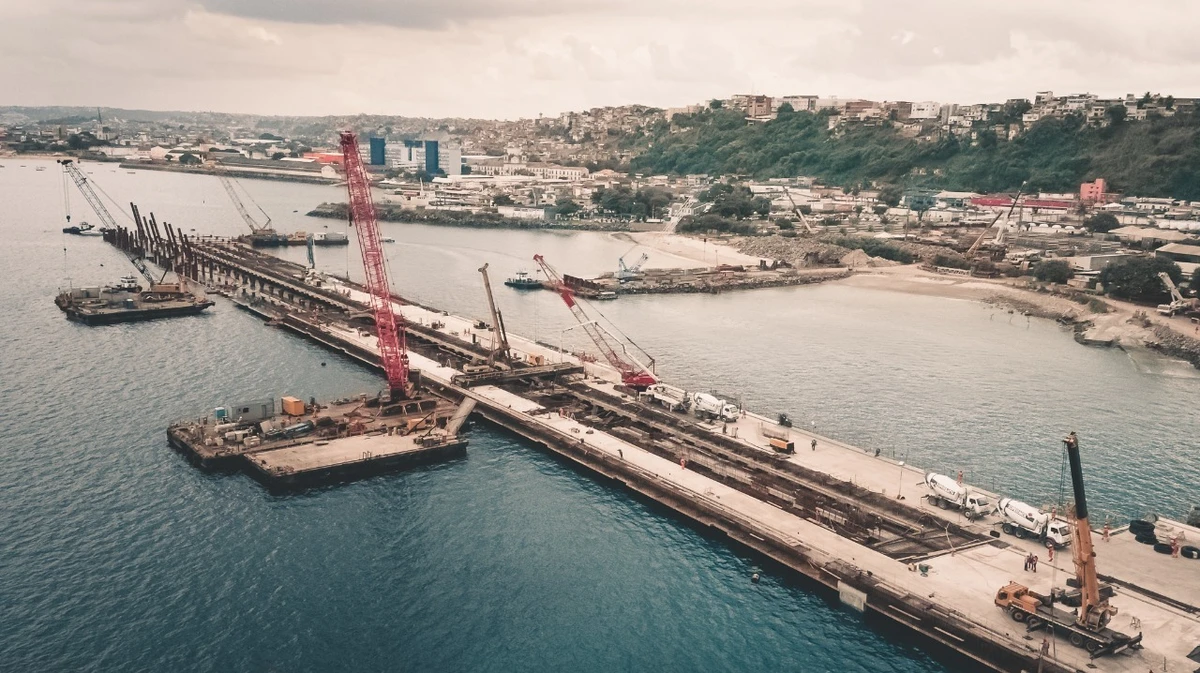 Os ventos de leste, vindos do mar, costumam soprar com força quase o ano inteiro. Rajadas acima de 40 km/h não são raras — e ajudam a diminuir o calor.
 por Divulgação