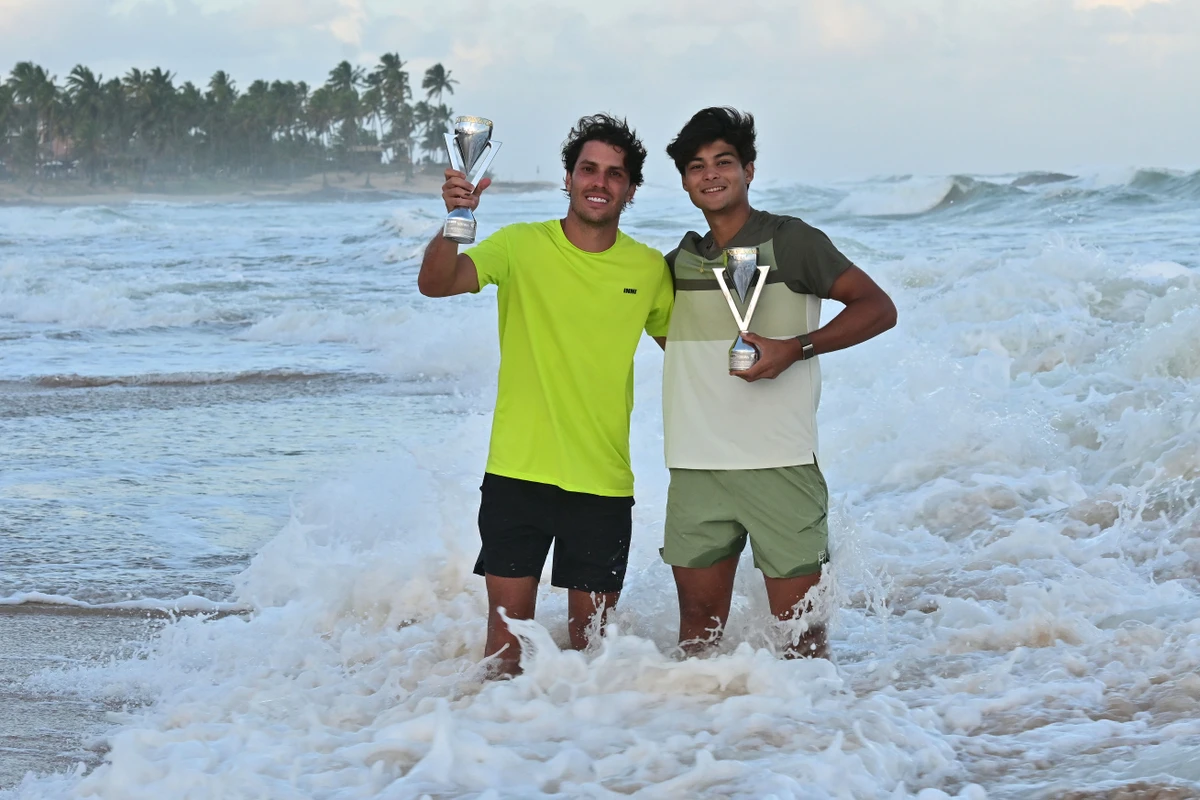 Luis "Guto" Miguel e Eduardo Ribeiro comemoram o título de duplas em Costa do Sauípe por João Pires/Agência Try