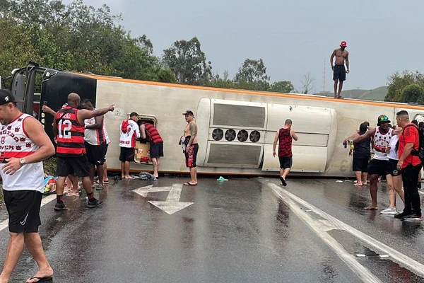 Ônibus que transportava torcedores do Flamengo tombou na Via Dutra por Reprodução/Redes sociais