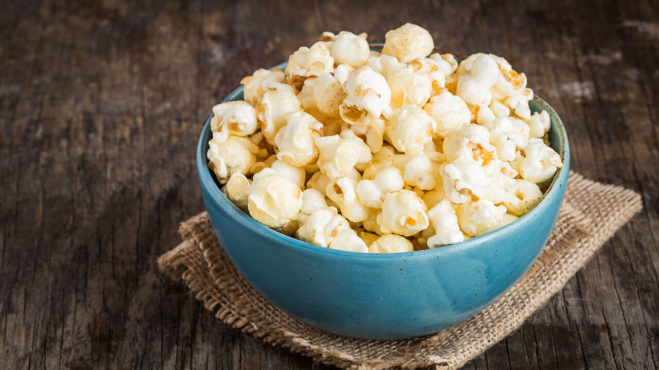 Pipoca de cinema em casa: o truque não é a manteiga, nem o sal. Veja na matéria por Shutterstock