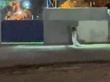 Imagem - VÍDEO: Mulher vestida de noiva caminha em frente à cemitério e desperta curiosidade