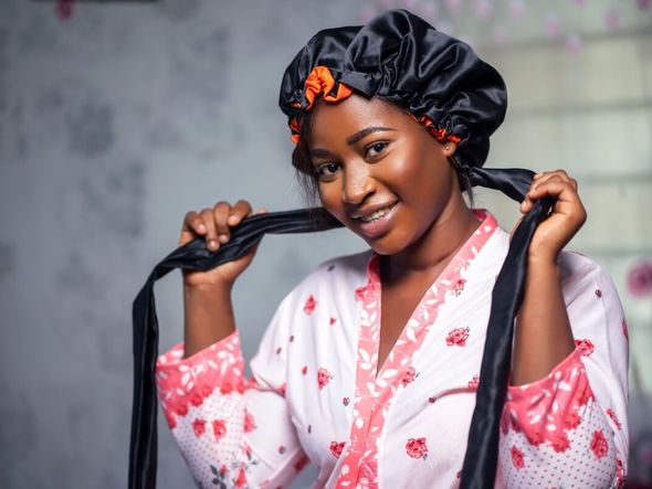 Imagem - Touca de cetim: veja os benefícios do acessório para cabelo