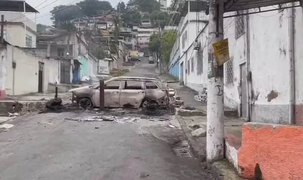 Barricada incendiada em rua do Complexo do Alemão por Reprodução