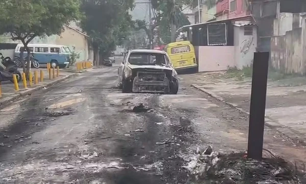 Barricada incendiada no Alemão por Reprodução