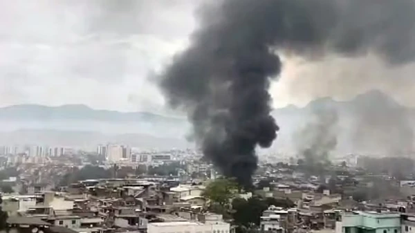 Barricadas em chamas em reação à Operação Contenção por Reprodução