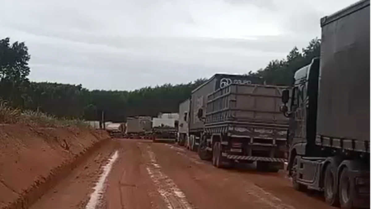 Buracos e lamas causam congestionamento no desvio da Veracel