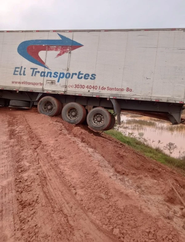 Com a terra enlamaçada, caminhão deslizou e bloqueou a passagem no desvio da Veracel por Reprodução