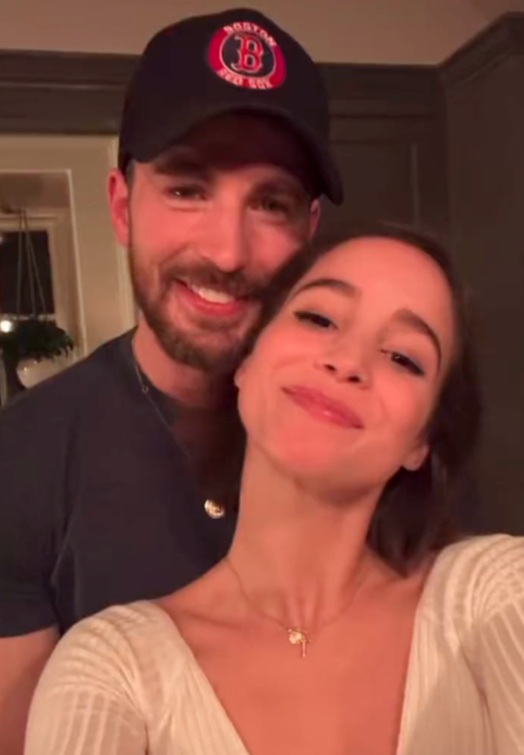 Chris Evans e Alba Baptista por Reprodução