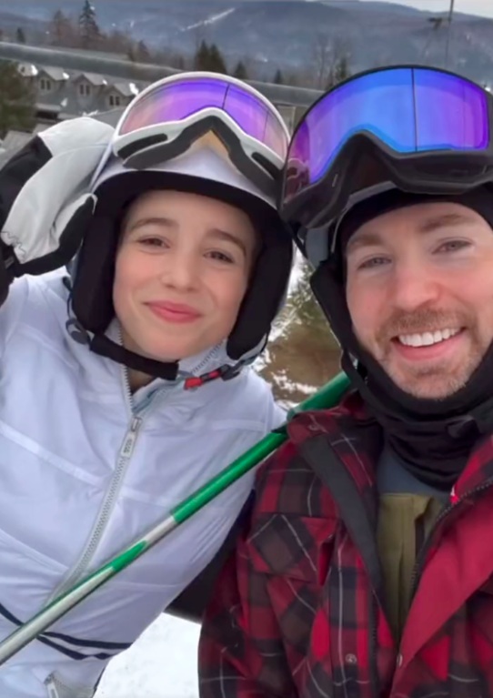 Chris Evans e Alba Baptista por Reprodução