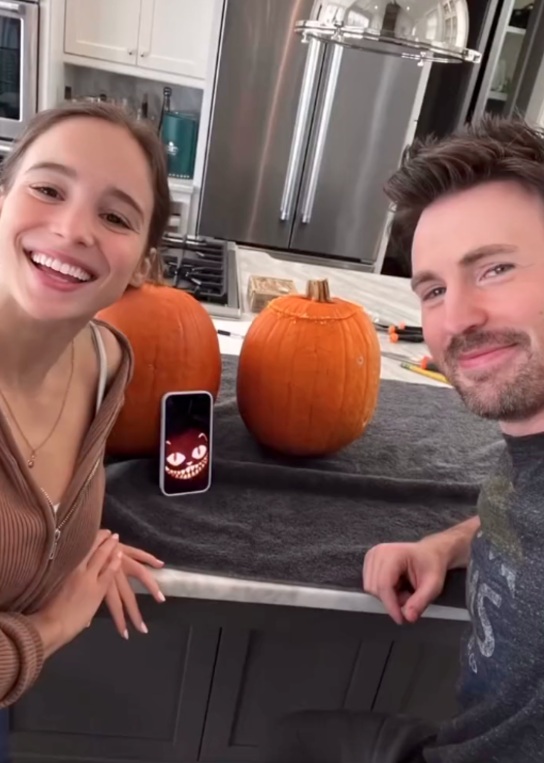 Chris Evans e Alba Baptista por Reprodução